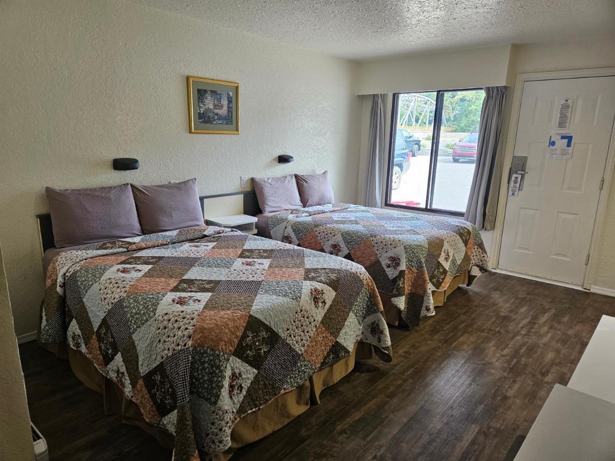 Granby River Inn & Suites Grand Forks Extérieur photo
