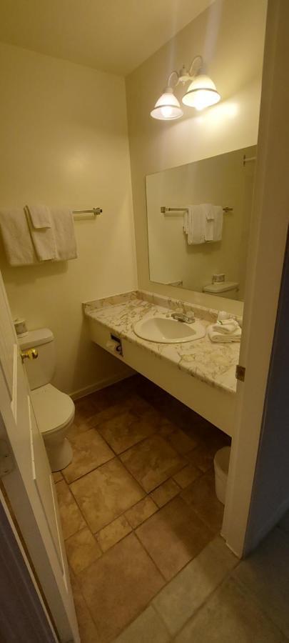 Granby River Inn & Suites Grand Forks Extérieur photo